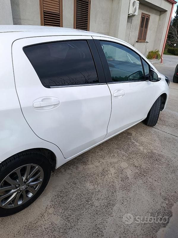 Usata Toyota Yaris 90 CV (66 kW) 2017 Bianco Utilitaria