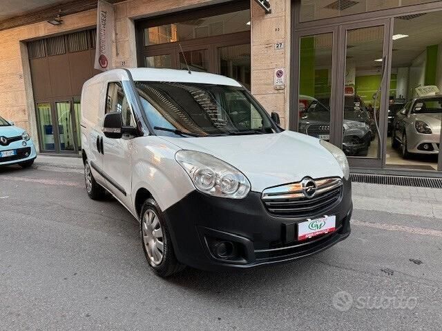 Bianco Usata 2015 Opel Combo Monovolume | 5490 € (Molto cara) - Immagine 1/4