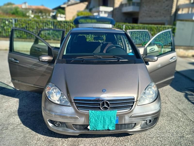 Grigio Usata 2007 Mercedes A200 Tre volumi | 2150 € (Buon prezzo) - Immagine 1/4