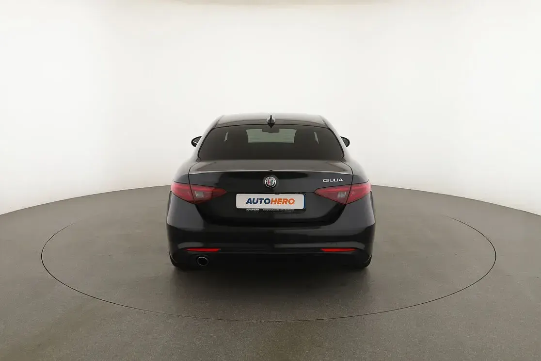 Begagnad Alfa Romeo Giulia Executive 160 HK (117 kW) 2020 Svart Sedan