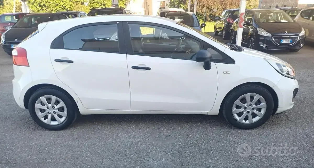 Usata Kia Rio EX 85 CV (62 kW) 2012 Bianco Berlina