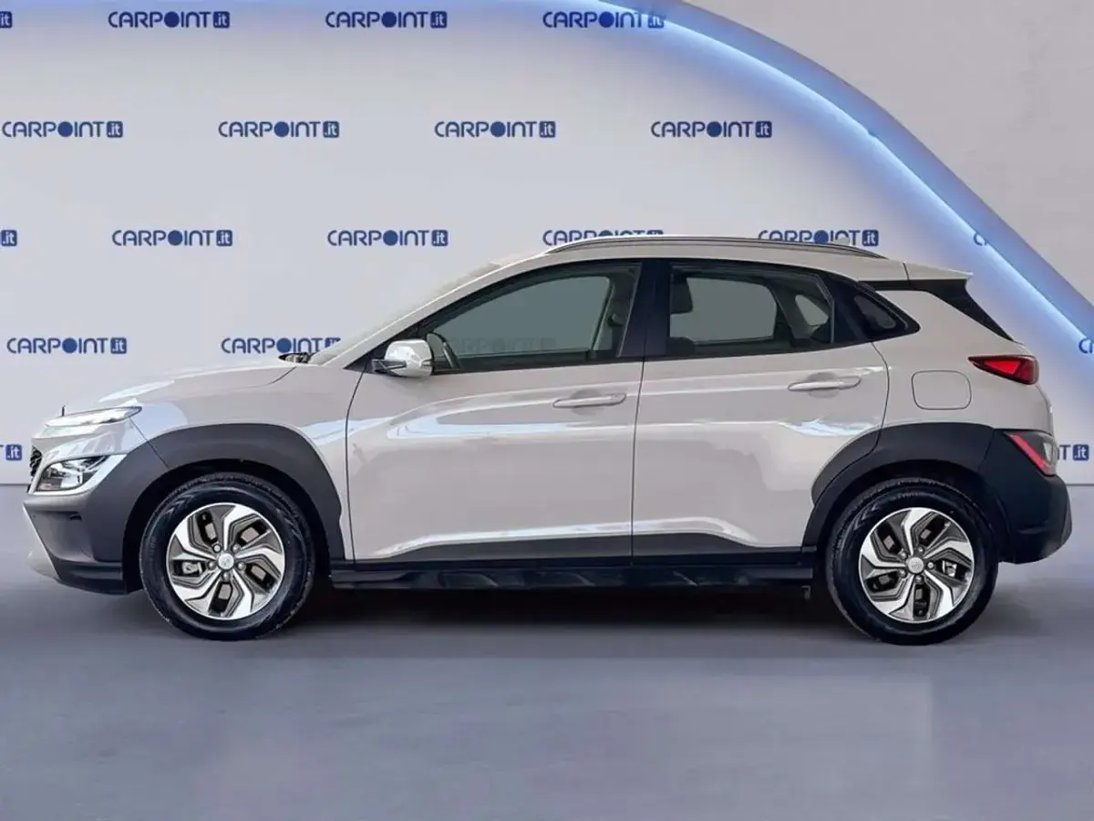 Käytetty Hyundai Kona 105 HP (77 kW) 2022 Hopea Katumaasturi