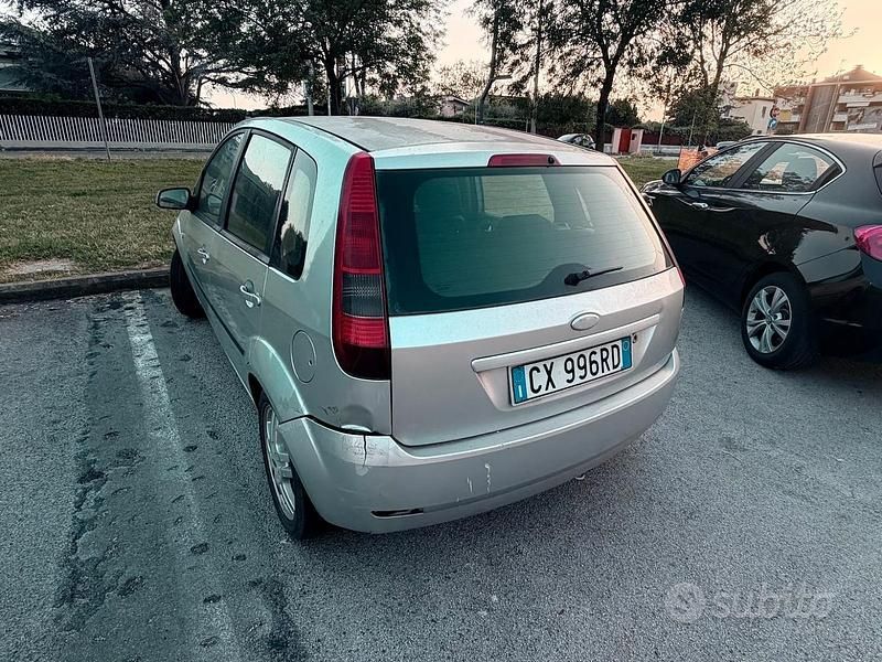 Usata Ford Fiesta 90 CV (66 kW) 2005 Grigio Utilitaria