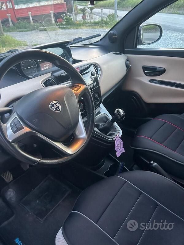 Usata Lancia Ypsilon 95 CV (69 kW) 2015 Grigio Utilitaria