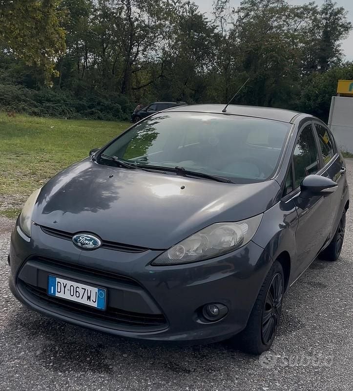 Usata Ford Fiesta 82 CV (60 kW) 2010 Grigio Utilitaria