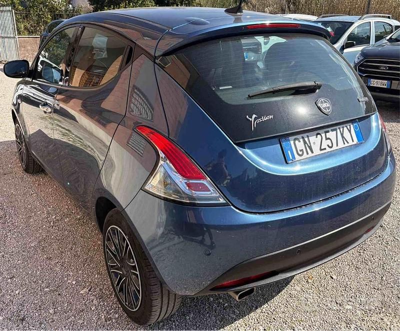 Usata Lancia Ypsilon Gold 69 CV (50 kW) 2023 Blu/azzurro Utilitaria