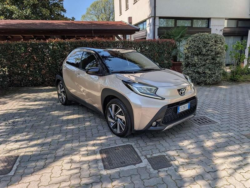 Usata Toyota Aygo X Lounge 72 CV (52 kW) 2024 Ginger beige/black bitone SUV
