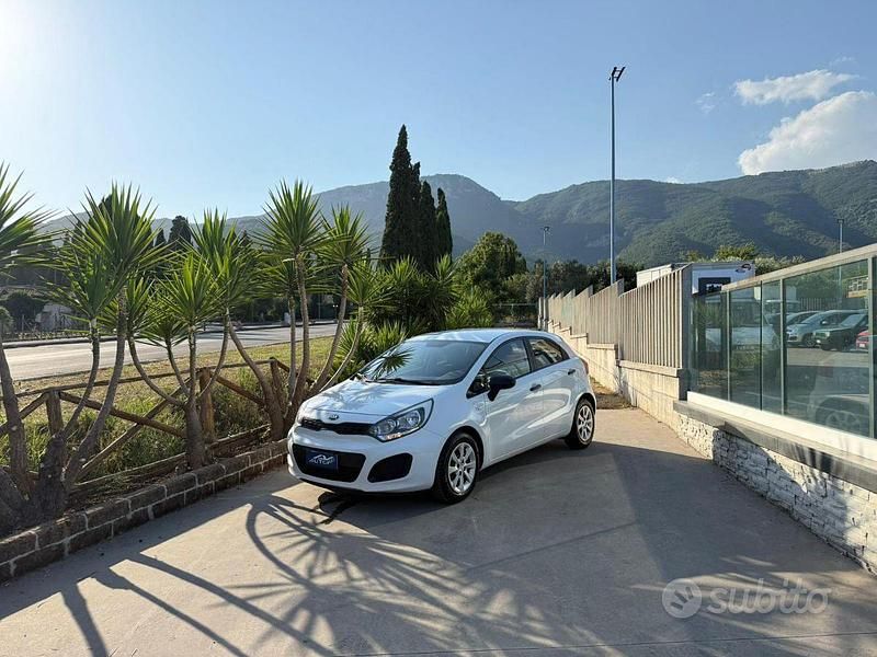 Bianco Usata 2013 Kia Rio EX Due volumi | 6250 € (Cara) - Immagine 1/4