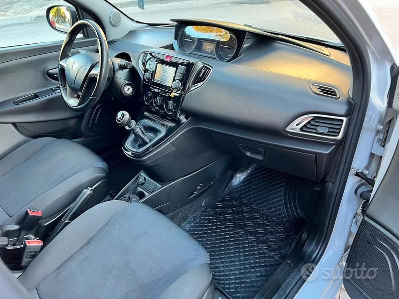 Usata Lancia Ypsilon Gold 69 CV (50 kW) 2020 Grigio Utilitaria