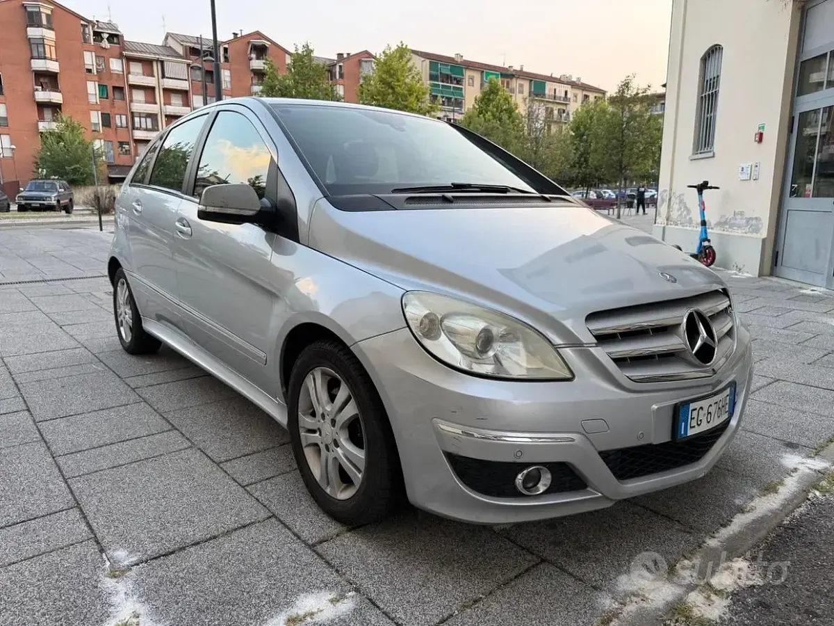 Usata Mercedes B180 Executive 109 CV (80 kW) 2010 Grigio Monovolume
