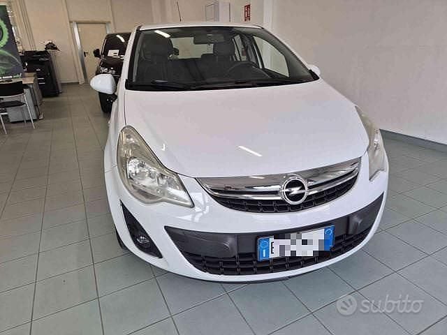 Usata Opel Corsa 86 CV (63 kW) 2012 Bianco pastello Utilitaria