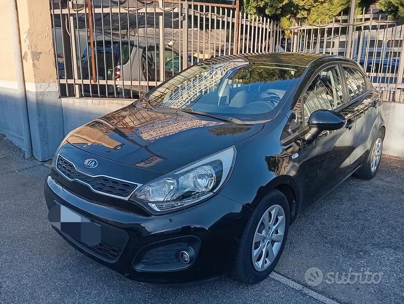 Usata Kia Rio Active 85 CV (62 kW) 2014 Grigio Berlina