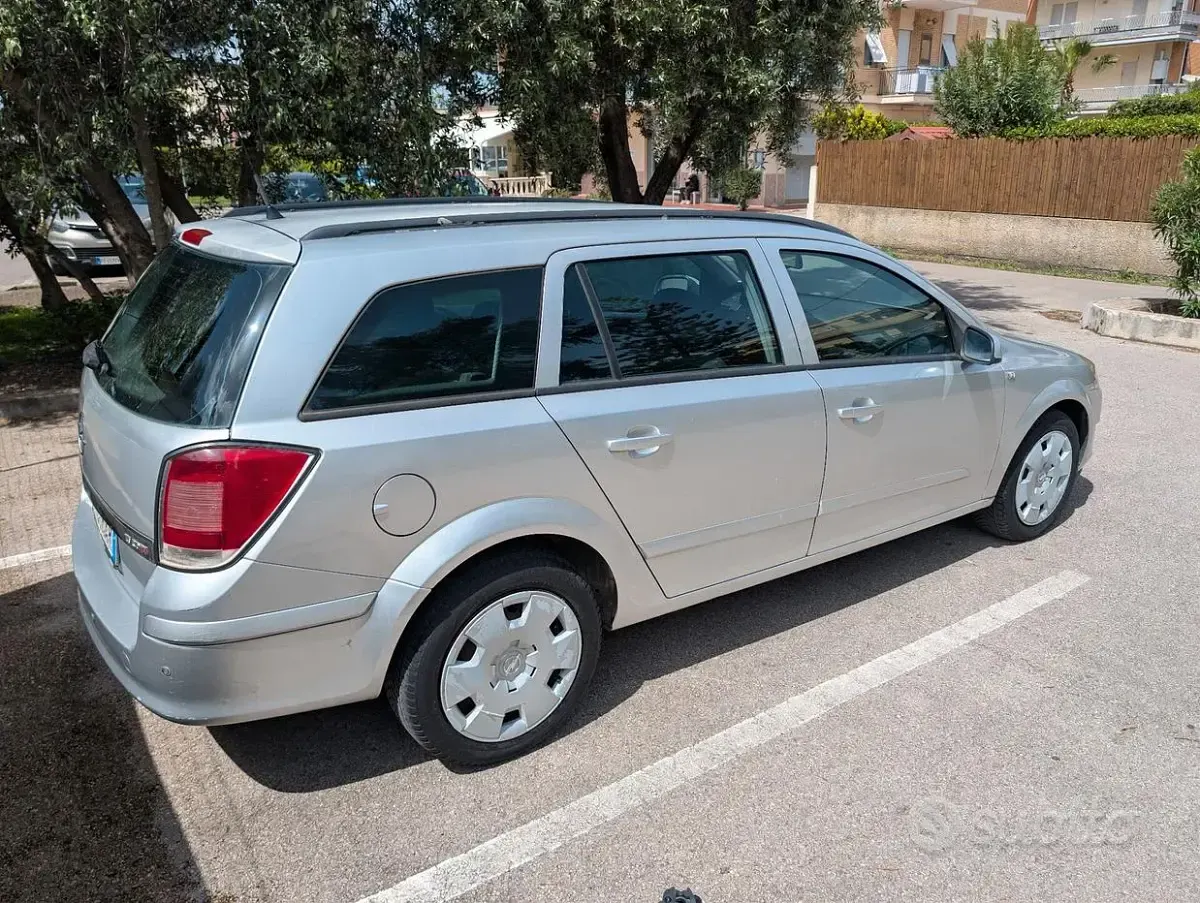 Usata Opel Astra Enjoy 101 CV (74 kW) 2005 Grigio Station wagon