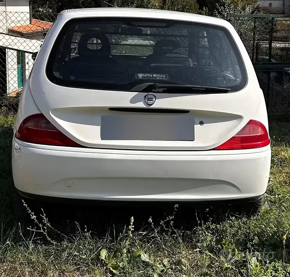 Usata Lancia Ypsilon 60 CV (44 kW) 2001 Bianco Utilitaria