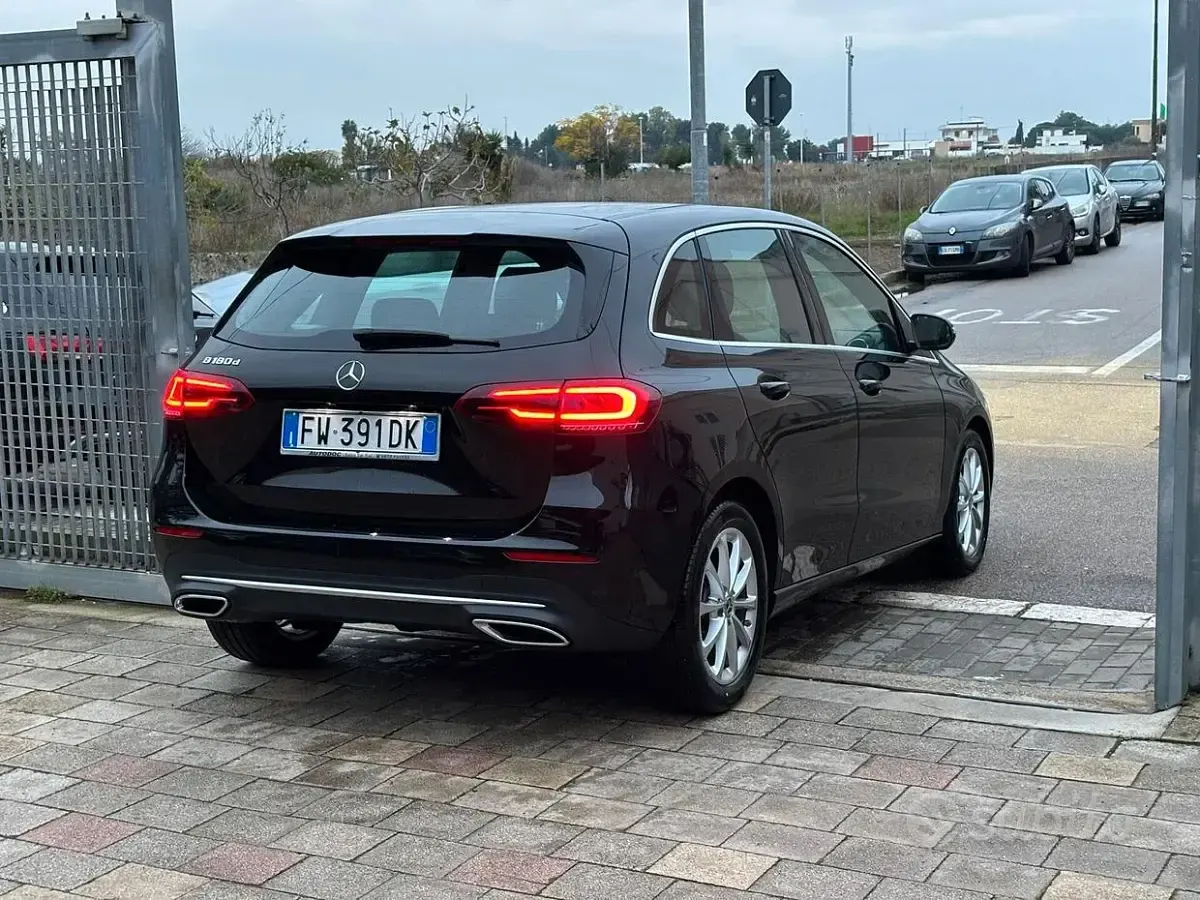 Usata Mercedes B180 116 CV (85 kW) 2019 Nero Utilitaria