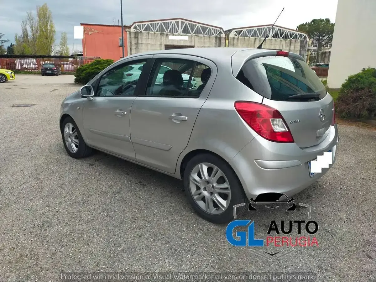 Usata Opel Corsa Cosmo 75 CV (55 kW) 2009 Grigio Utilitaria