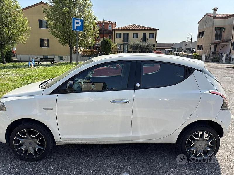 Usata Lancia Ypsilon 80 CV (58 kW) 2013 Bianco Utilitaria