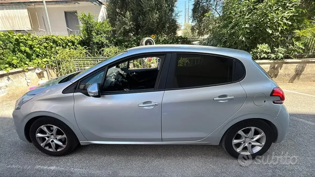 Usata Peugeot 208 68 CV (50 kW) 2013 Grigio Utilitaria