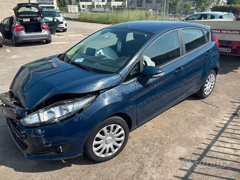 Usata Ford Fiesta 92 CV (67 kW) 2014 Blu Utilitaria