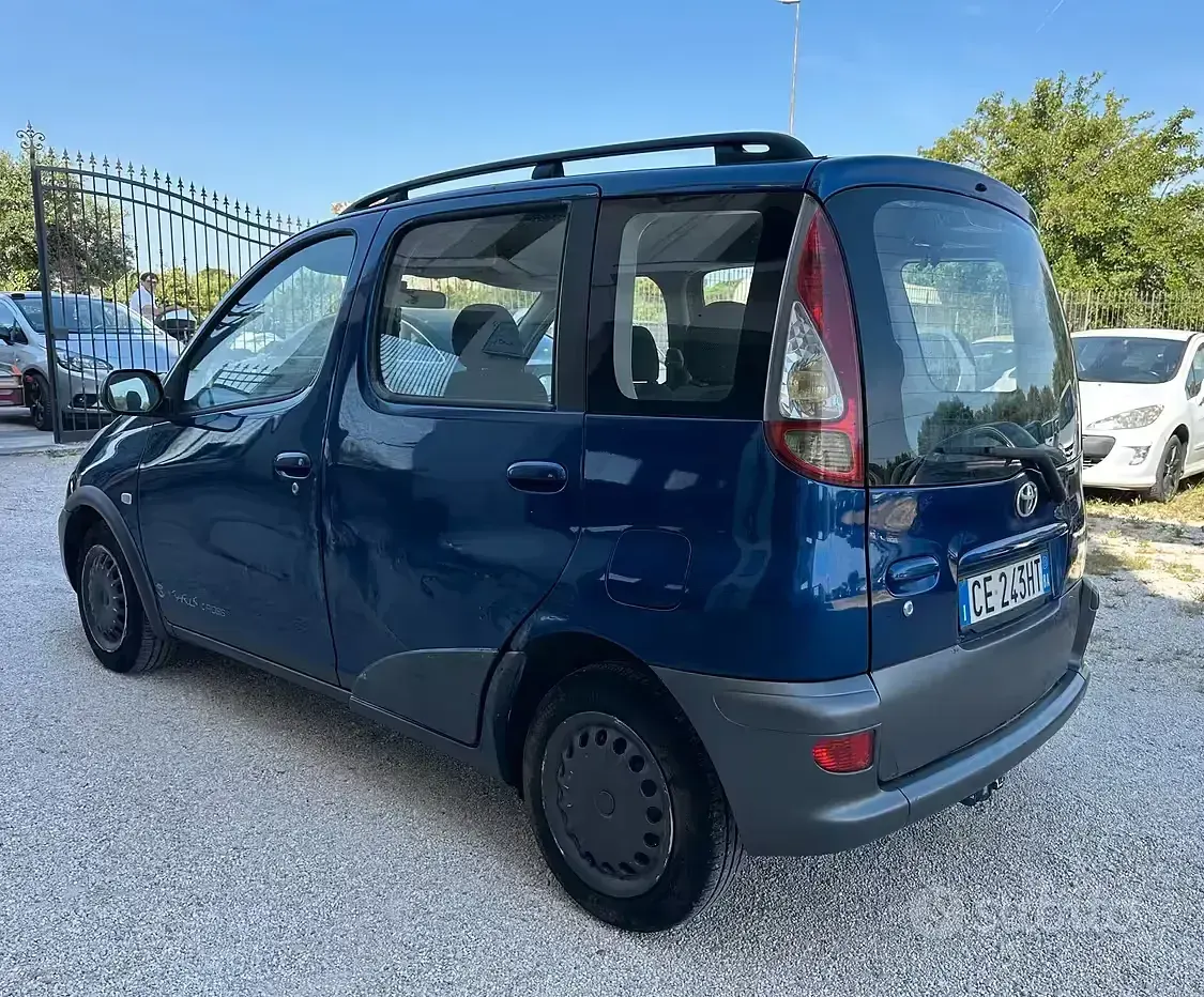 Usata Toyota Yaris 75 CV (55 kW) 2003 Blu Berlina
