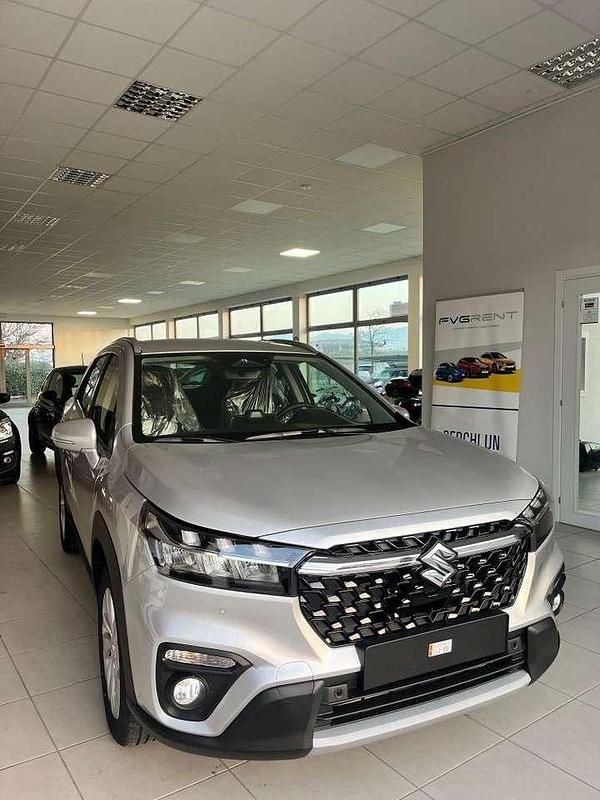 Argento Nuova 2025 Suzuki SX4 S-Cross Tre volumi | 24.490 € (Ottimo prezzo) - Immagine 1/4