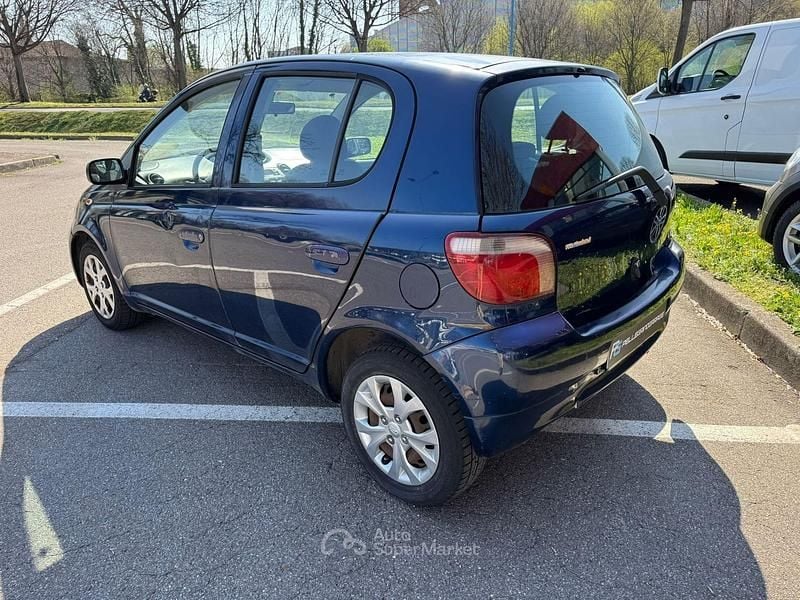 Usata Toyota Yaris 68 CV (50 kW) 2001 Blu Berlina