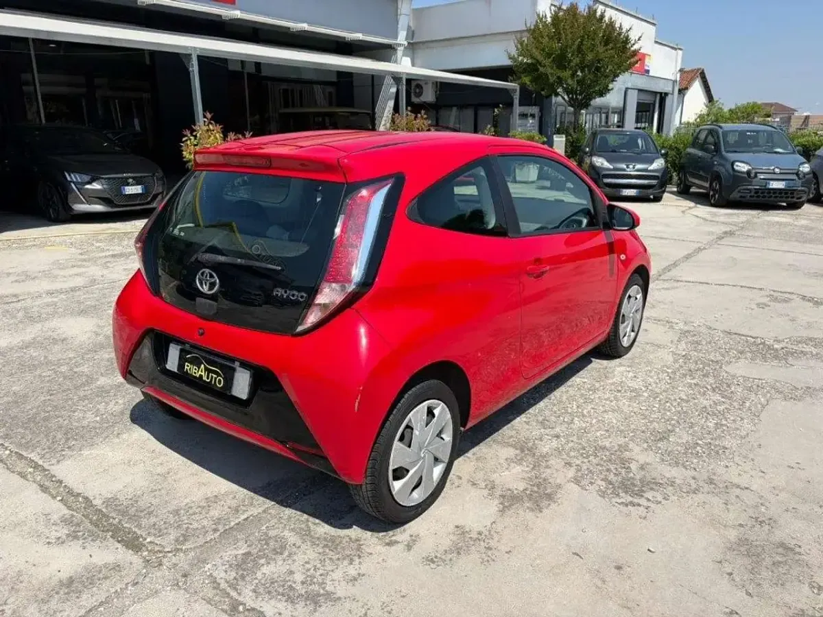 Usata Toyota Aygo X-clusiv 69 CV (50 kW) 2015 Rosso Utilitaria
