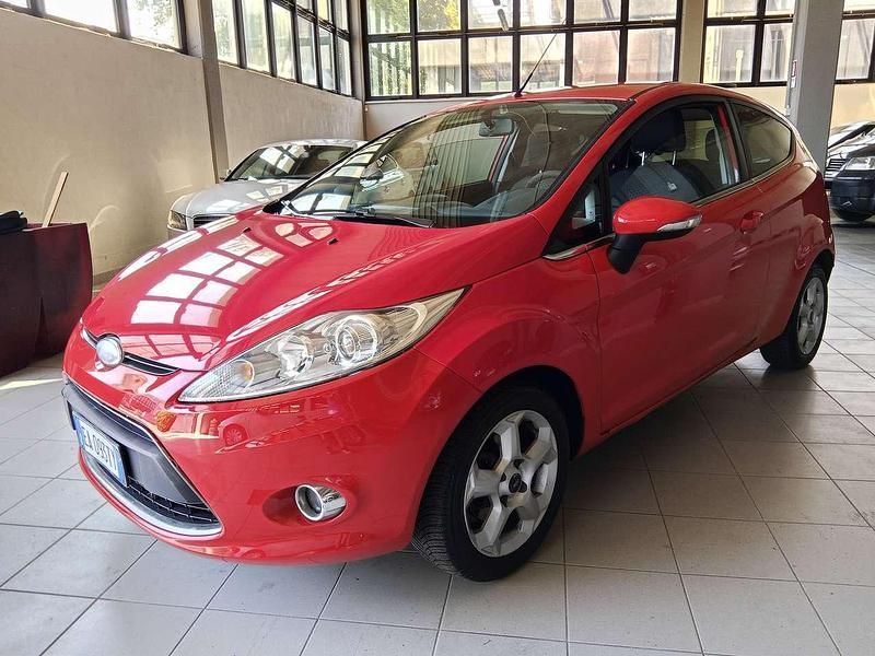 Rosso Usata 2010 Ford Fiesta Due volumi | 4900 € (Buon prezzo) - Immagine 1/4