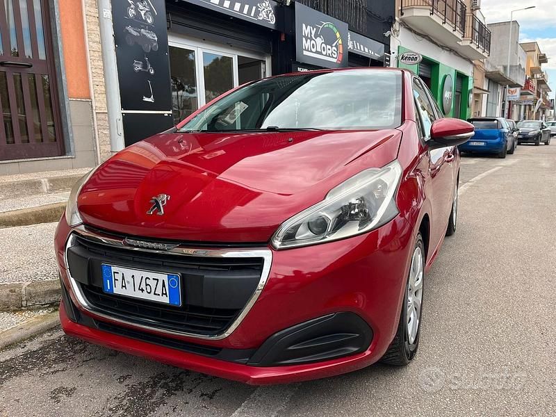 Rosso Usata 2015 Peugeot 208 Allure Due volumi | 7900 € (Buon prezzo) - Immagine 1/4