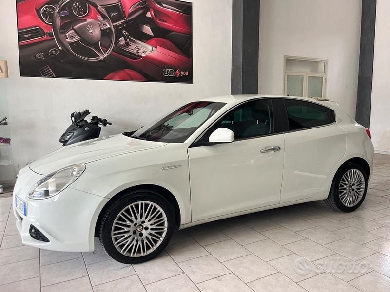 Usata Alfa Romeo Giulietta Distinctive 105 CV (77 kW) 2012 Bianco Utilitaria