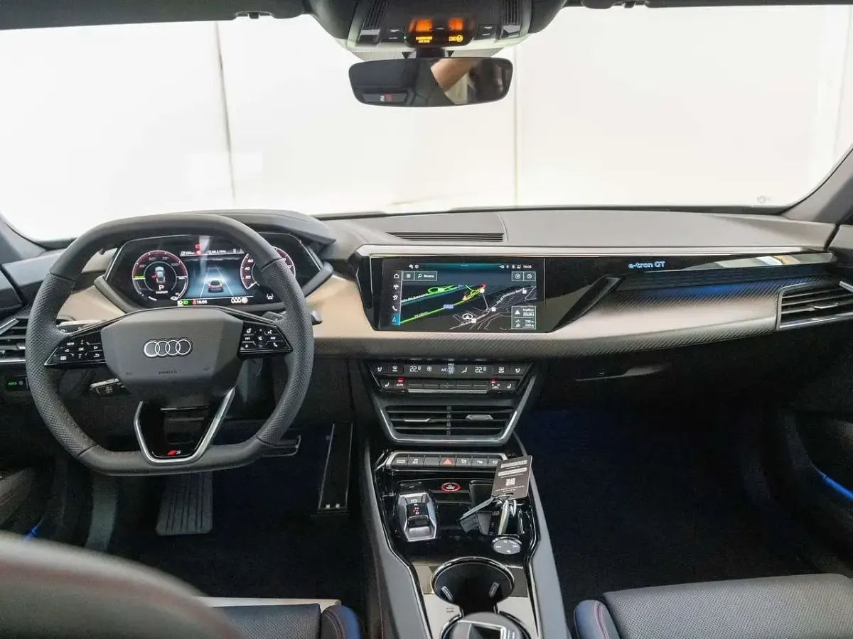 Usata Audi e-tron GT quattro Comfort 434 kW (591 CV) 2025 Grigio kemora metallizzato Berlina