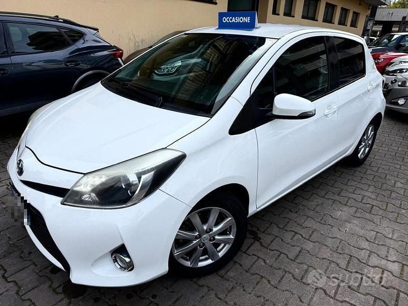 Usata Toyota Yaris Hybrid Lounge 75 CV (55 kW) 2013 Bianco Berlina