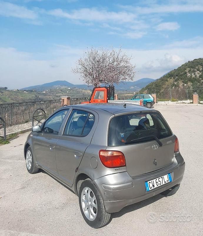 Usata Toyota Yaris 2005 Grigio Berlina