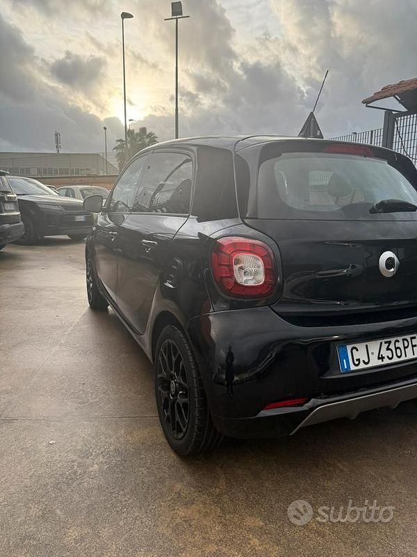 Usata Smart ForFour 90 CV (66 kW) 2019 Nero Utilitaria