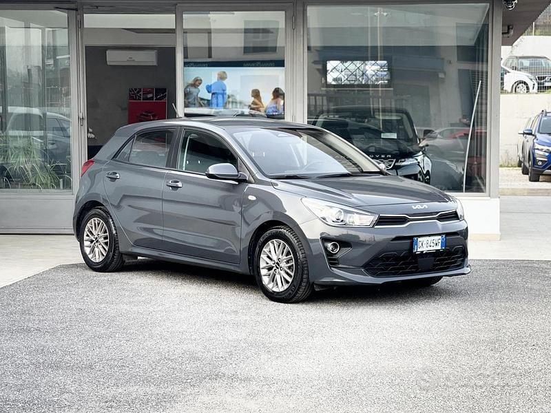 Usata Kia Rio 82 CV (60 kW) 2022 Grigio Berlina