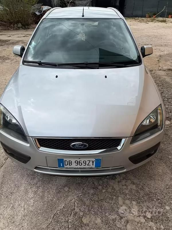 Occasion Ford Focus 100 ch (73 kW) 2006 Gris Citadine