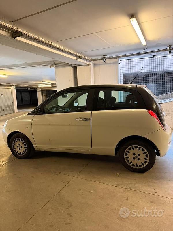 Usata Lancia Ypsilon 70 CV (51 kW) 2003 Bianco Utilitaria