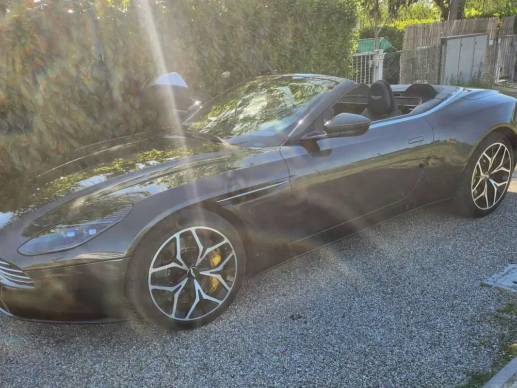 Usata Aston Martin DB11 510 CV (375 kW) 2018 Grigio Cabrio