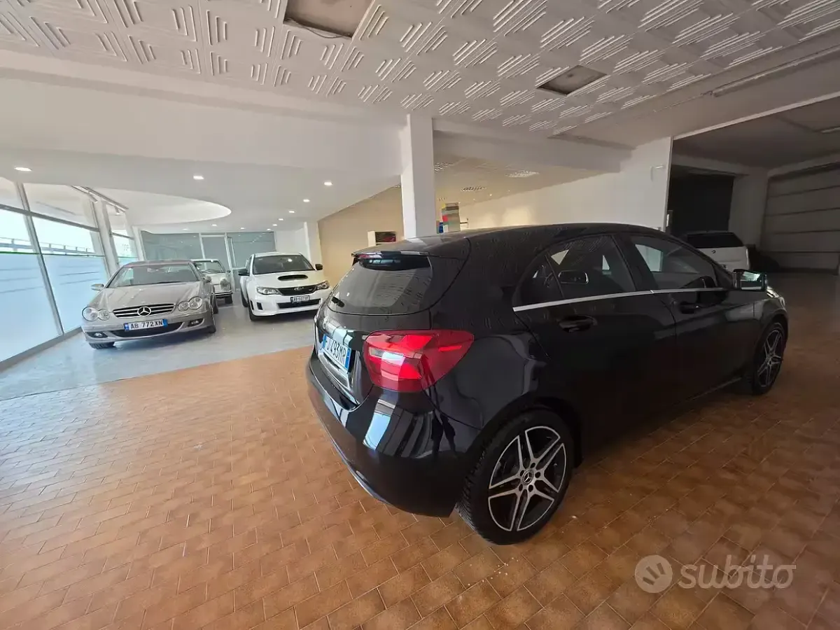 Usata Mercedes A180 109 CV (80 kW) 2017 Nero Utilitaria