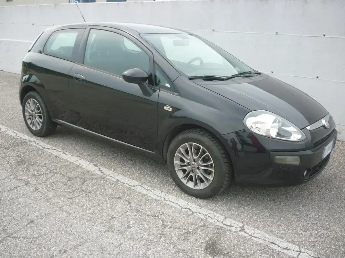 Usata Fiat Punto Dynamic 75 CV (55 kW) 2012 Nero Utilitaria