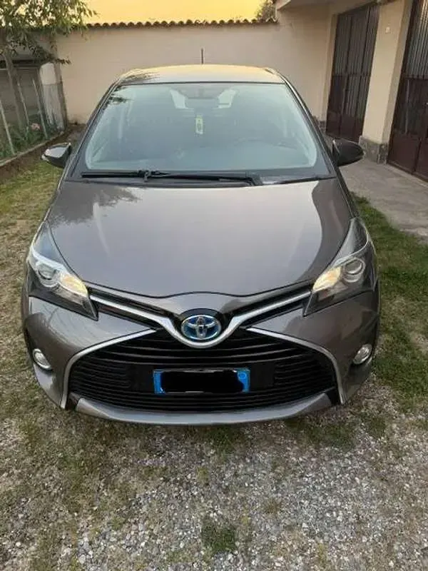 Usata Toyota Yaris Hybrid Active 73 CV (53 kW) 2016 Bronzo Berlina