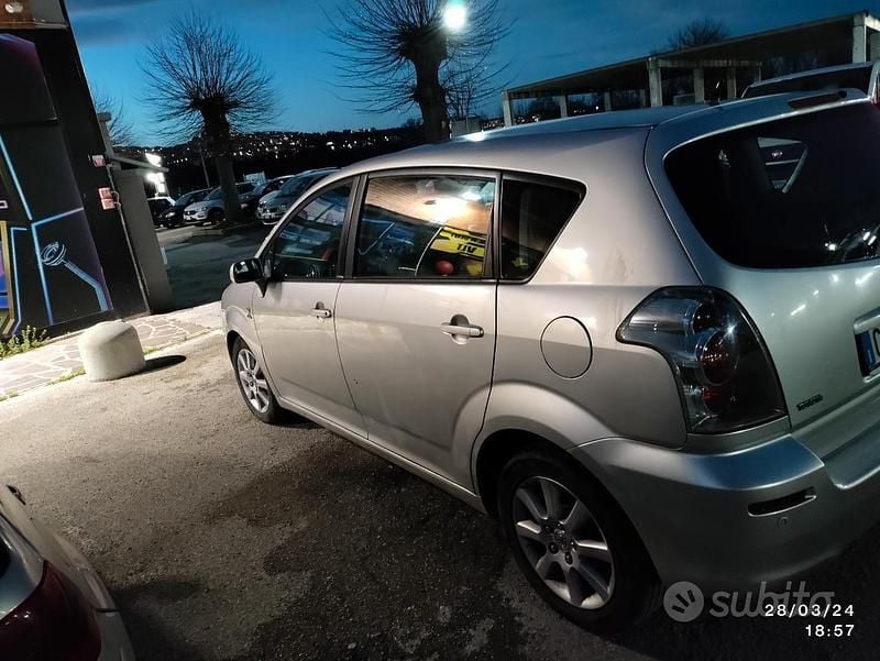 Usata Toyota Corolla Verso 116 CV (85 kW) 2005 Grigio Monovolume