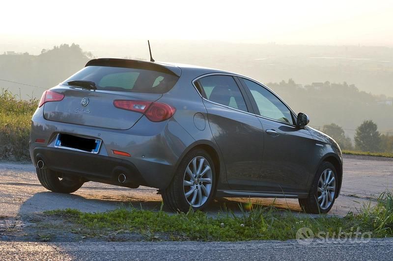 Usata Alfa Romeo Giulietta 140 CV (102 kW) 2012 Grigio Berlina