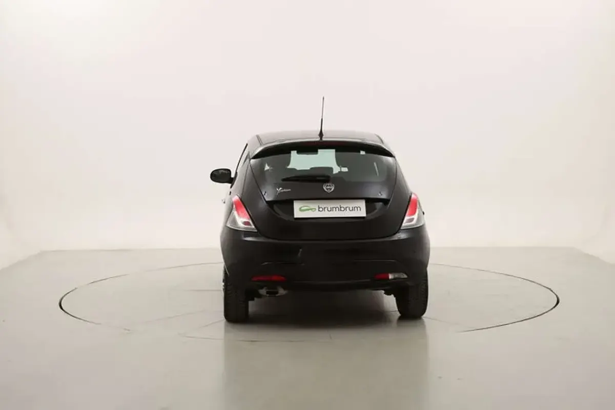 Usata Lancia Ypsilon Gold 69 CV (50 kW) 2019 Nero Utilitaria