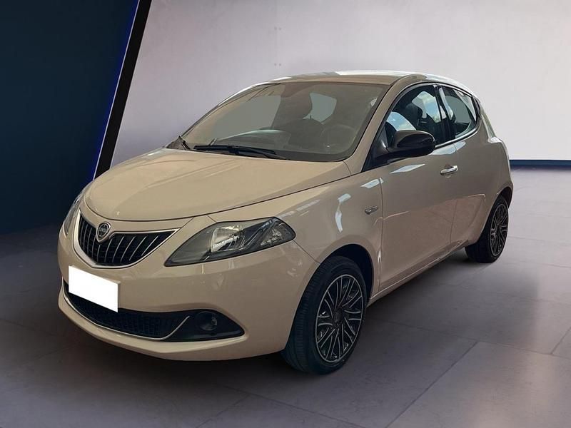 Usata Lancia Ypsilon Gold 70 CV (51 kW) 2021 Bianco Utilitaria