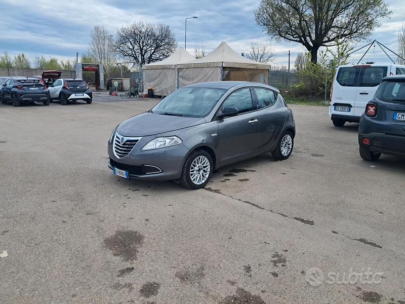 Usata Lancia Ypsilon 69 CV (50 kW) 2015 Grigio Utilitaria