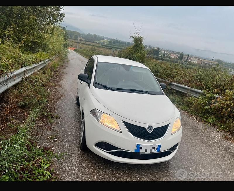 Usata Lancia Ypsilon 69 CV (50 kW) 2017 Bianco Utilitaria