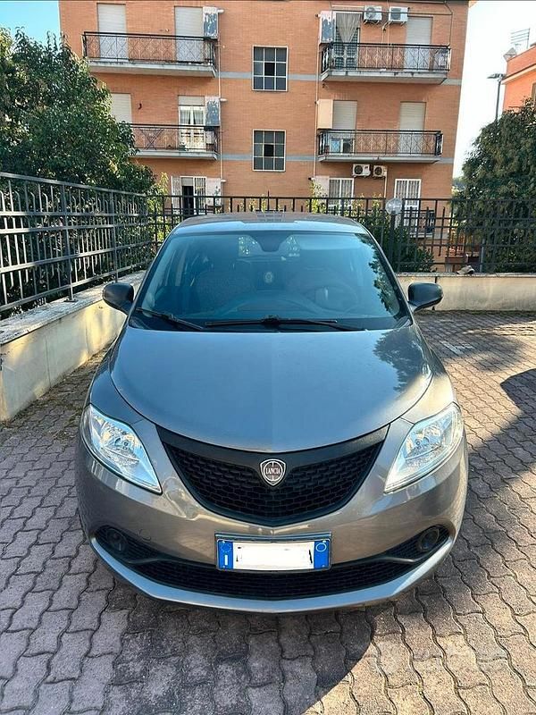 Usata Lancia Ypsilon 80 CV (58 kW) 2020 Grigio Utilitaria