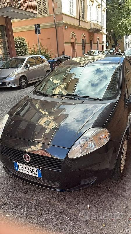 Nero Usata 2013 Fiat Grande Punto Due volumi | 3700 € (Buon prezzo) - Immagine 1/4