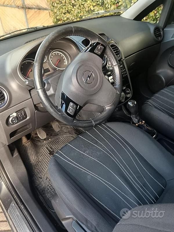 Usata Opel Corsa Edition 95 CV (69 kW) 2010 Grigio Utilitaria
